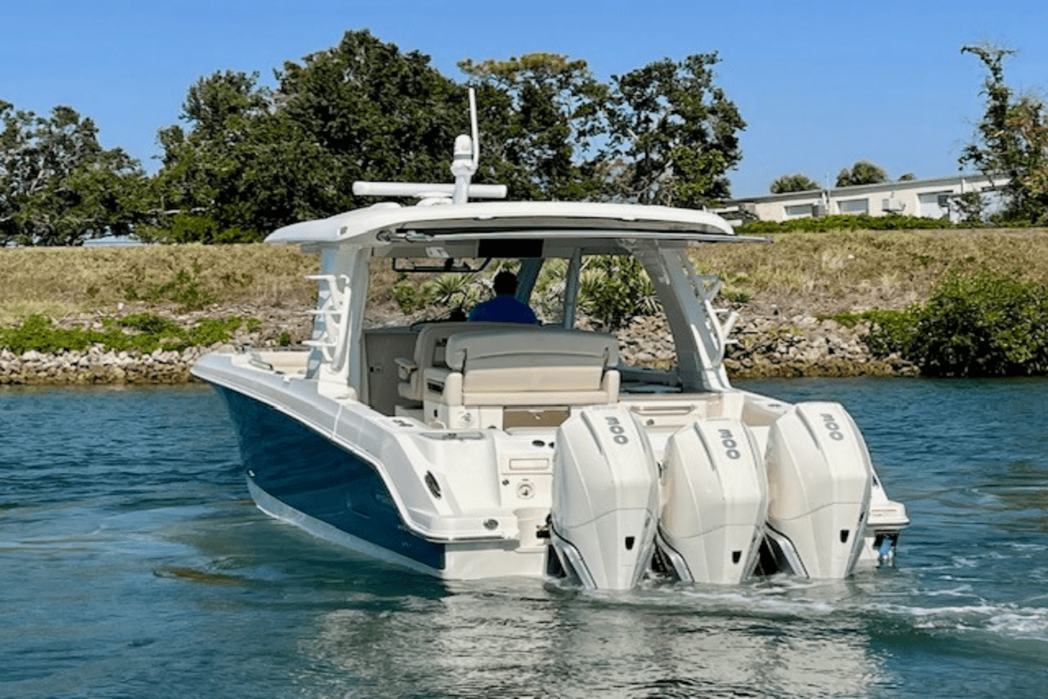 Slide: The Image of Boston Whaler 350 EX REALM 2022 - 13