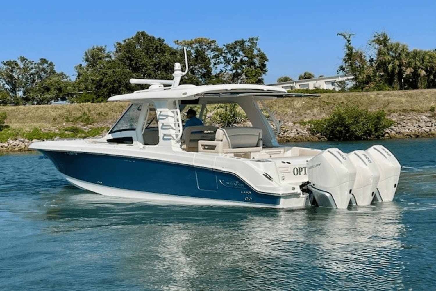 Slide: The Image of Boston Whaler 350 EX REALM 2022 - 14