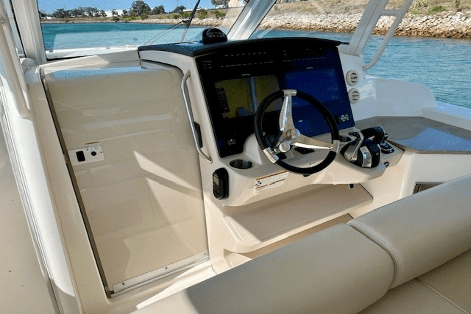 Slide: The Image of Boston Whaler 350 EX REALM 2022 - 15