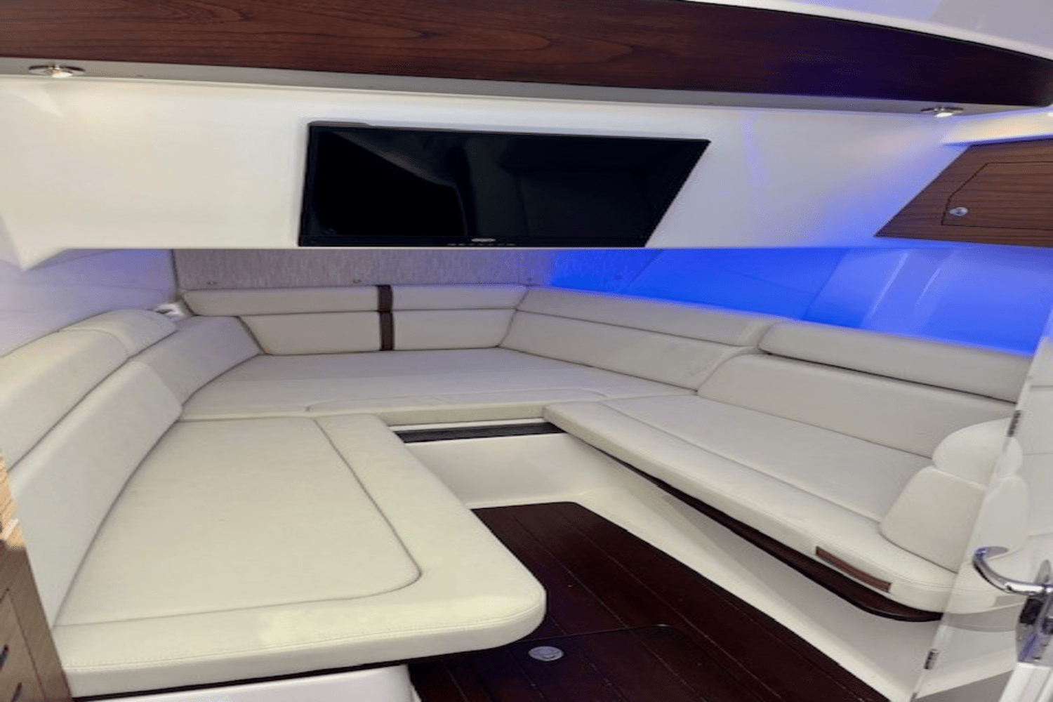 Slide: The Image of Boston Whaler 350 EX REALM 2022 - 16