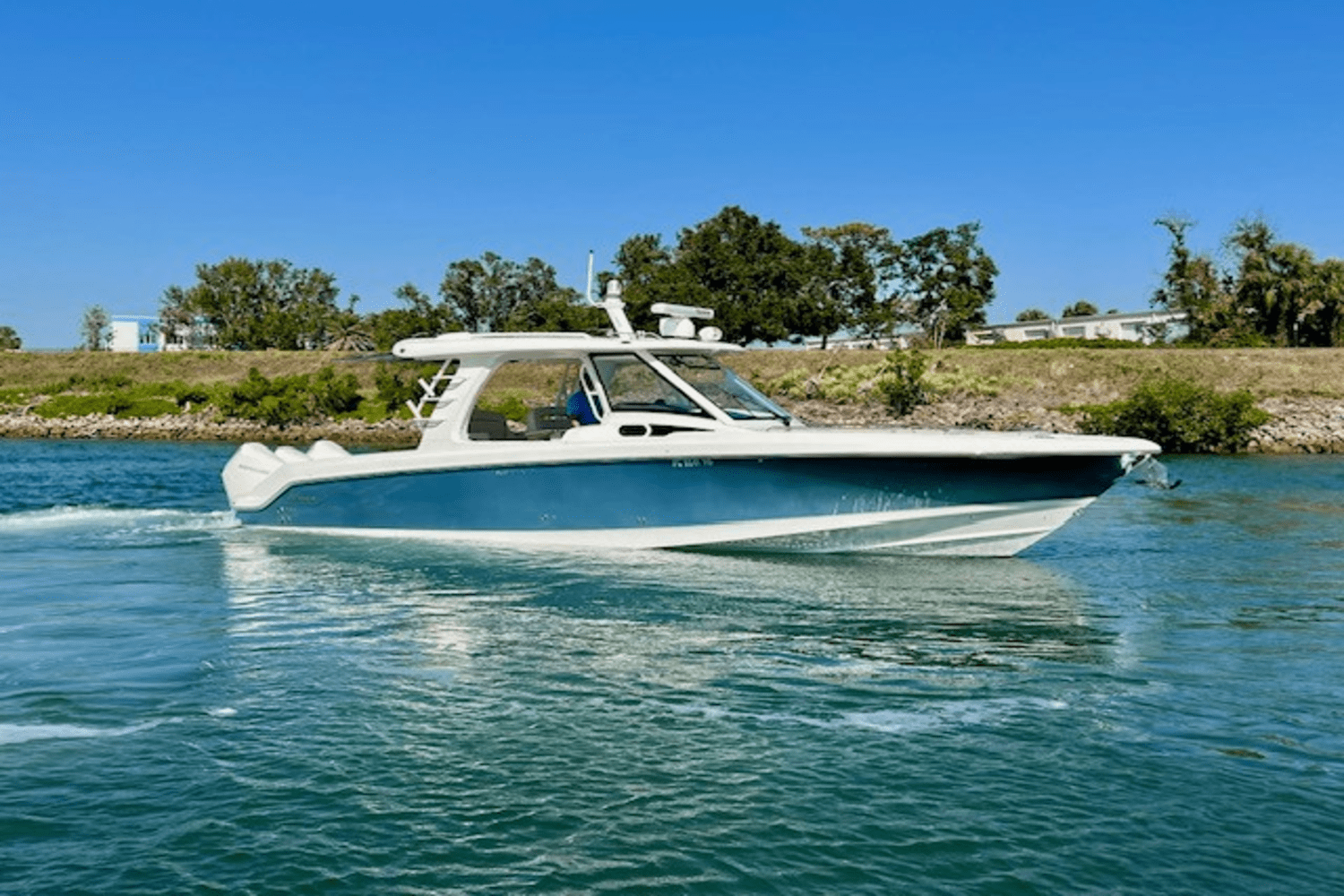 Slide: The Image of Boston Whaler 350 EX REALM 2022 - 18