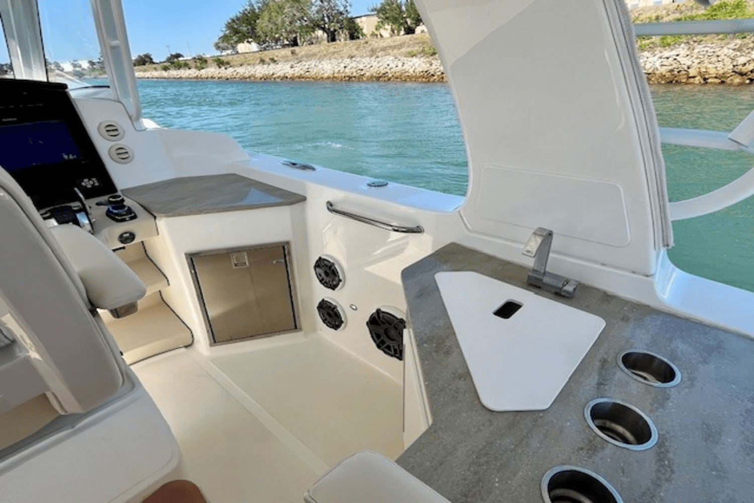 Slide: The Image of Boston Whaler 350 EX REALM 2022 - 20