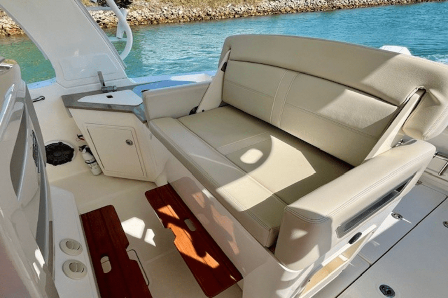 Slide: The Image of Boston Whaler 350 EX REALM 2022 - 22