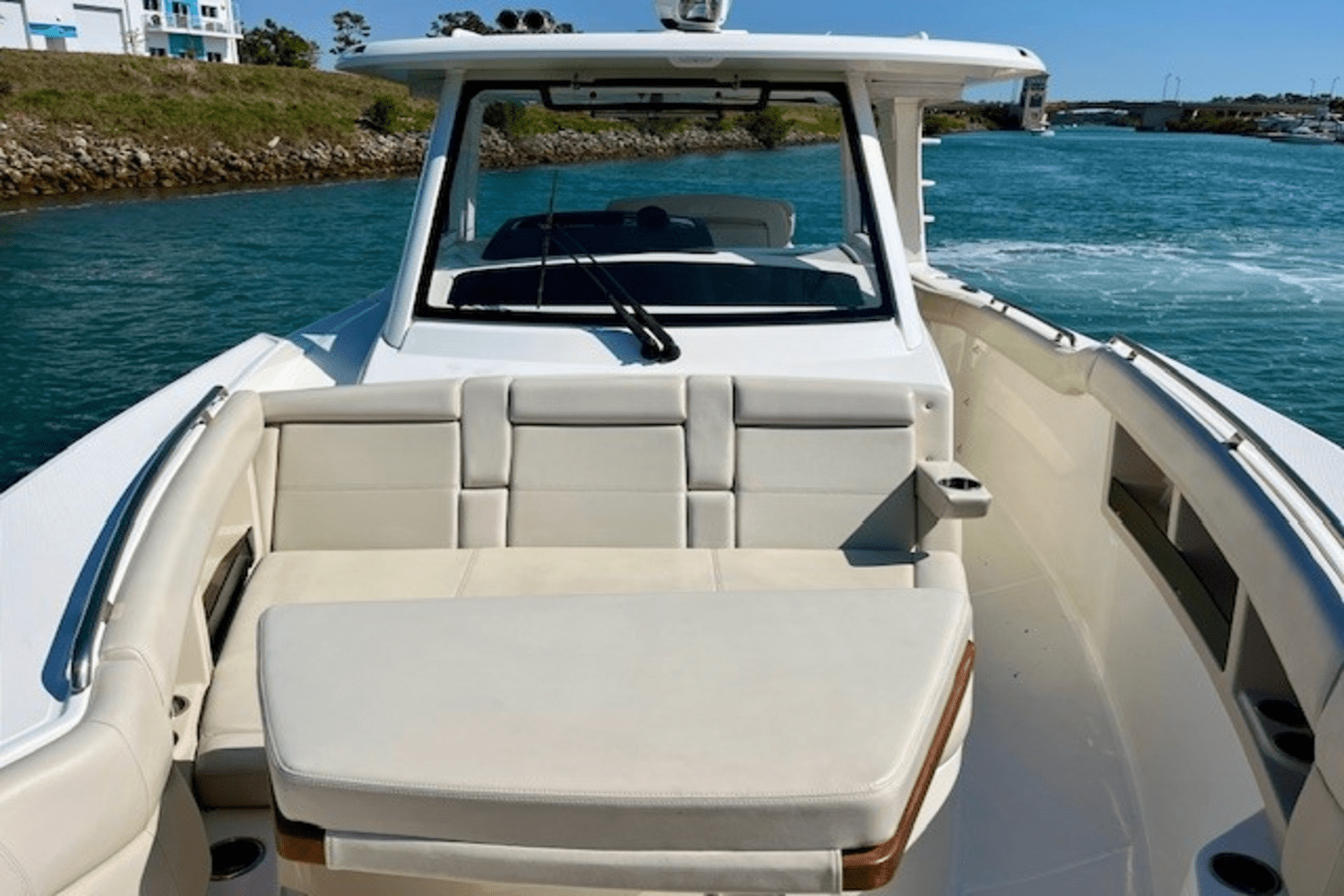 Slide: The Image of Boston Whaler 350 EX REALM 2022 - 24