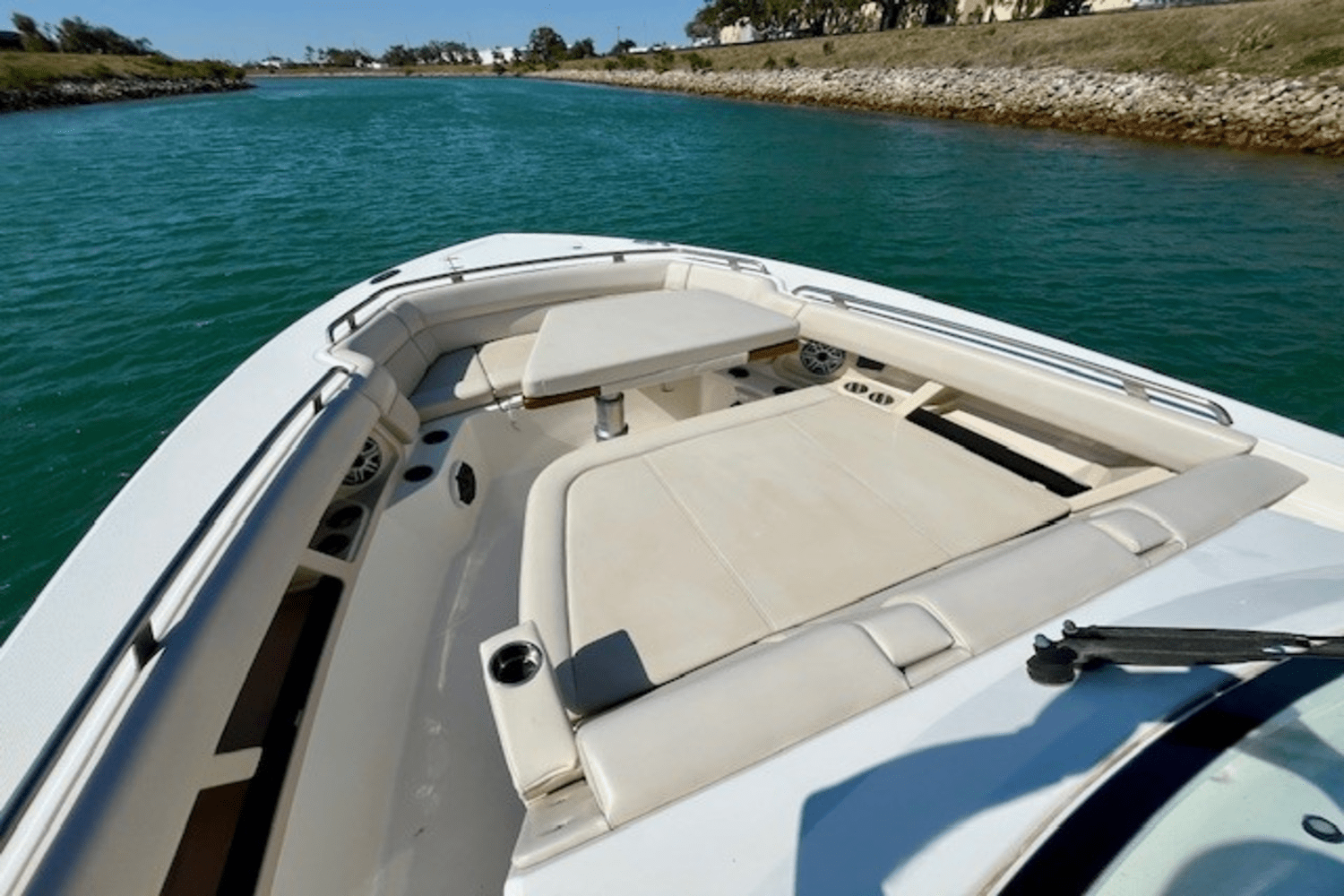 Slide: The Image of Boston Whaler 350 EX REALM 2022 - 25