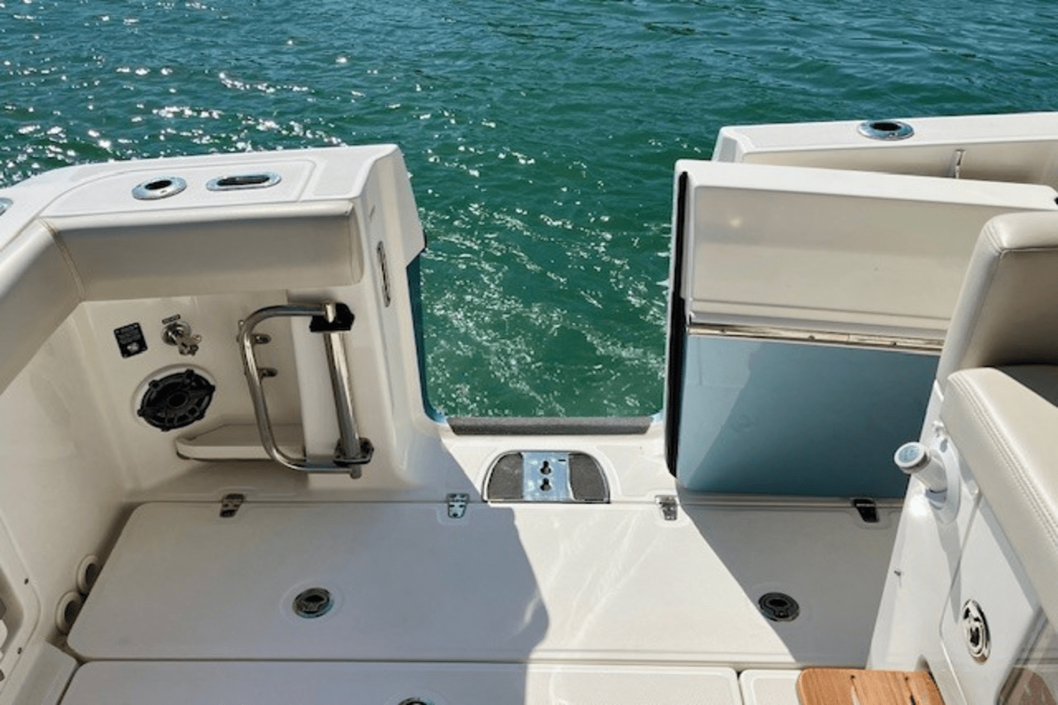 Slide: The Image of Boston Whaler 350 EX REALM 2022 - 28