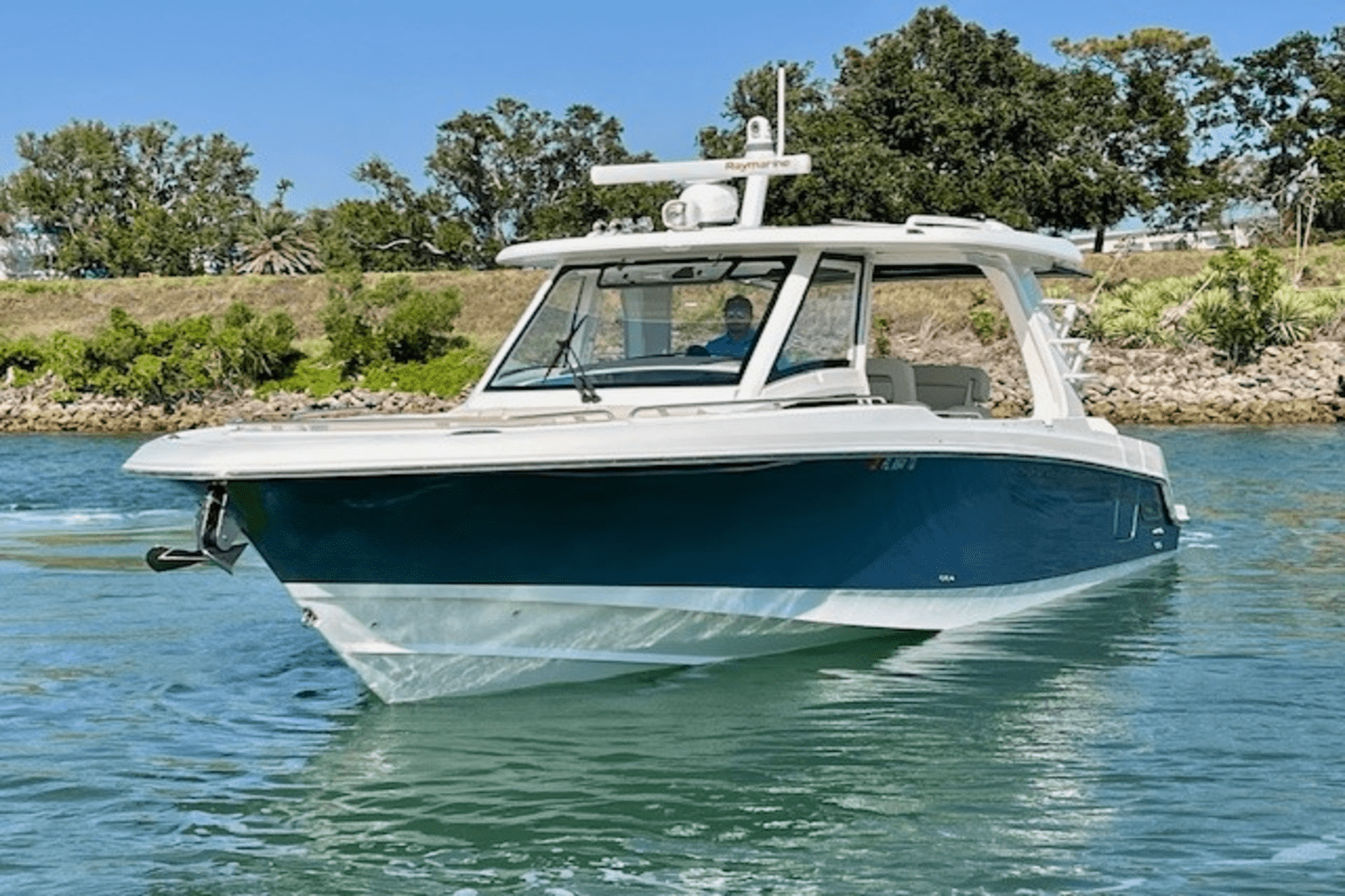 Slide: The Image of Boston Whaler 350 EX REALM 2022 - 3