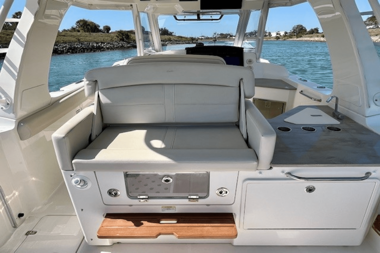 Slide: The Image of Boston Whaler 350 EX REALM 2022 - 31