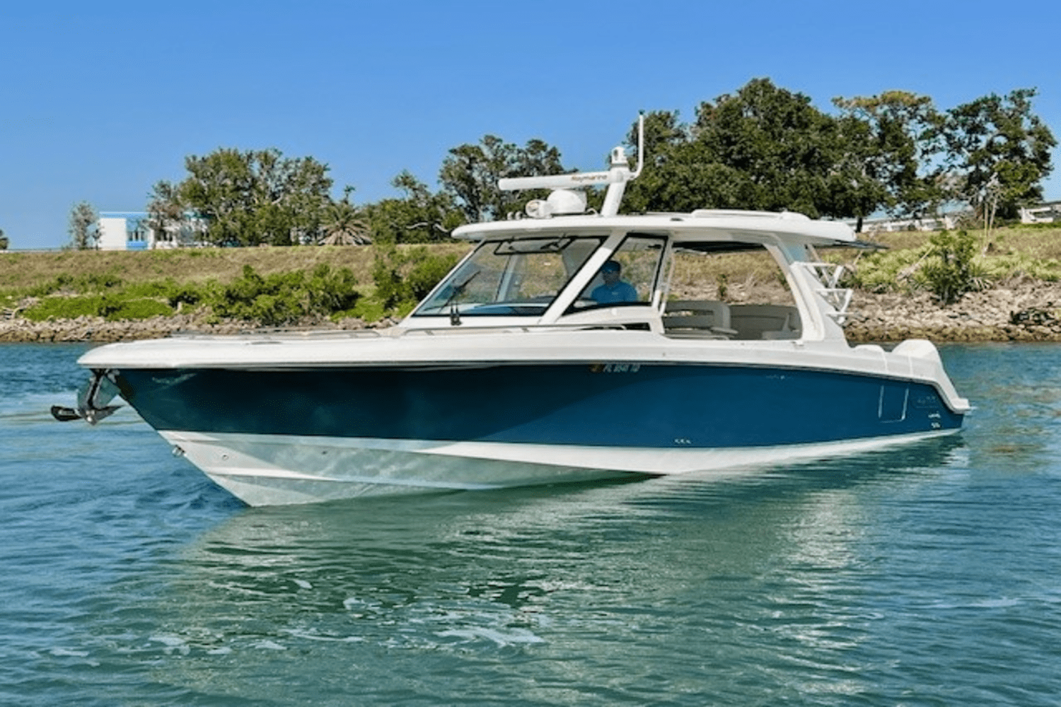 Slide: The Image of Boston Whaler 350 EX REALM 2022 - 4