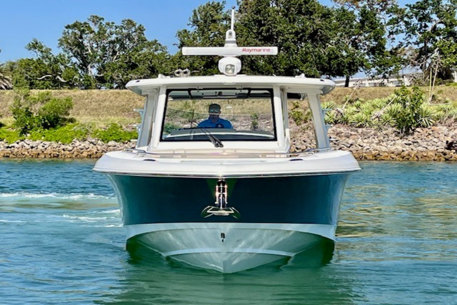 Slide: The Image of Boston Whaler 350 EX REALM 2022 - 6