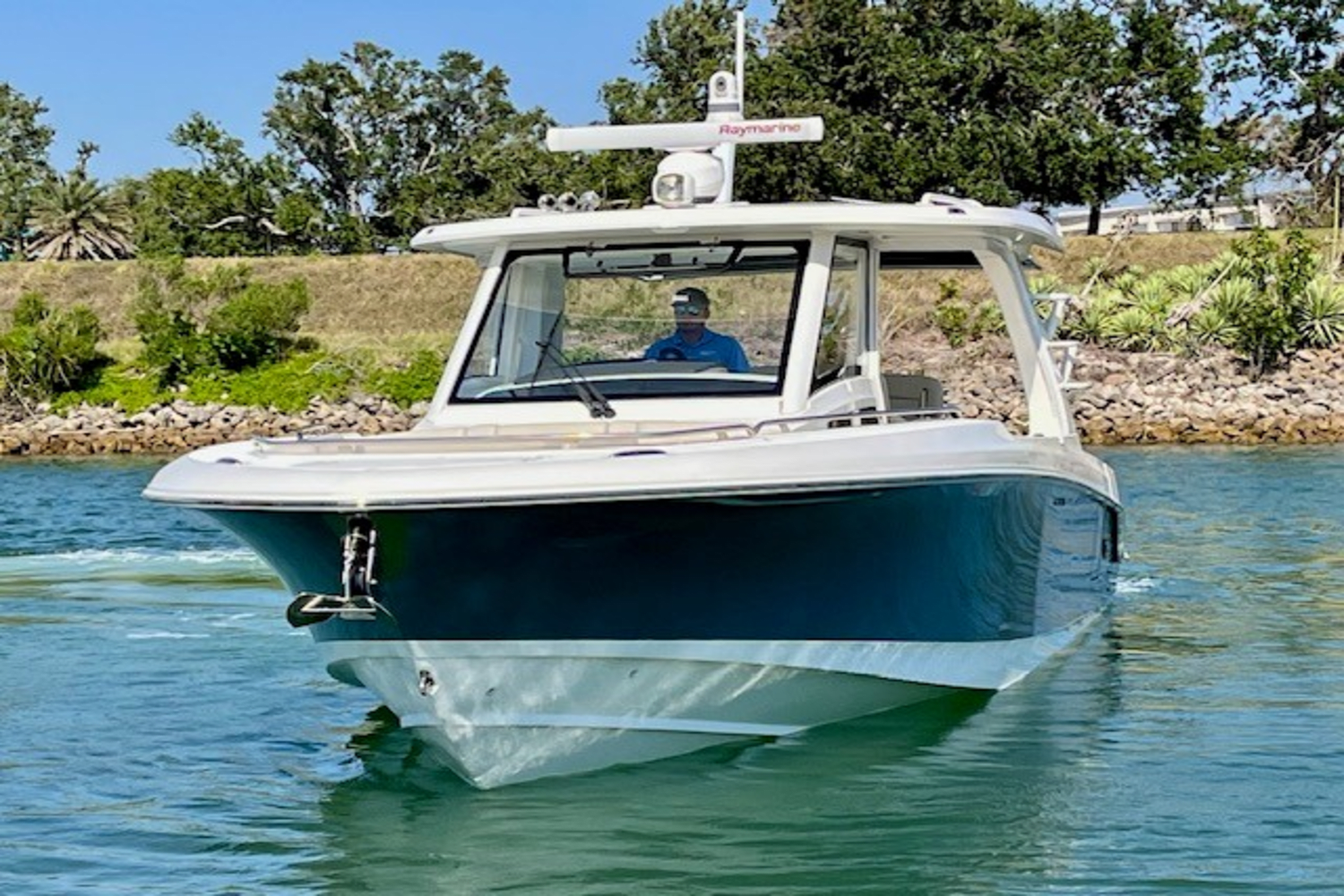 Slide: The Image of Boston Whaler 350 EX REALM 2022 - 7