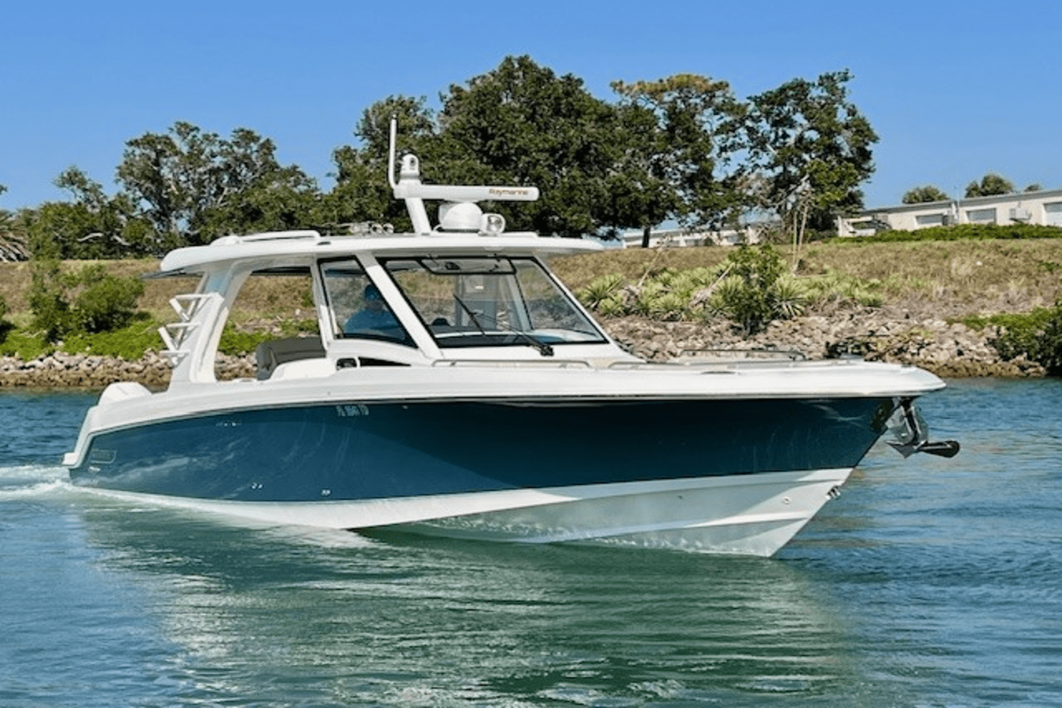 Slide: The Image of Boston Whaler 350 EX REALM 2022 - 8
