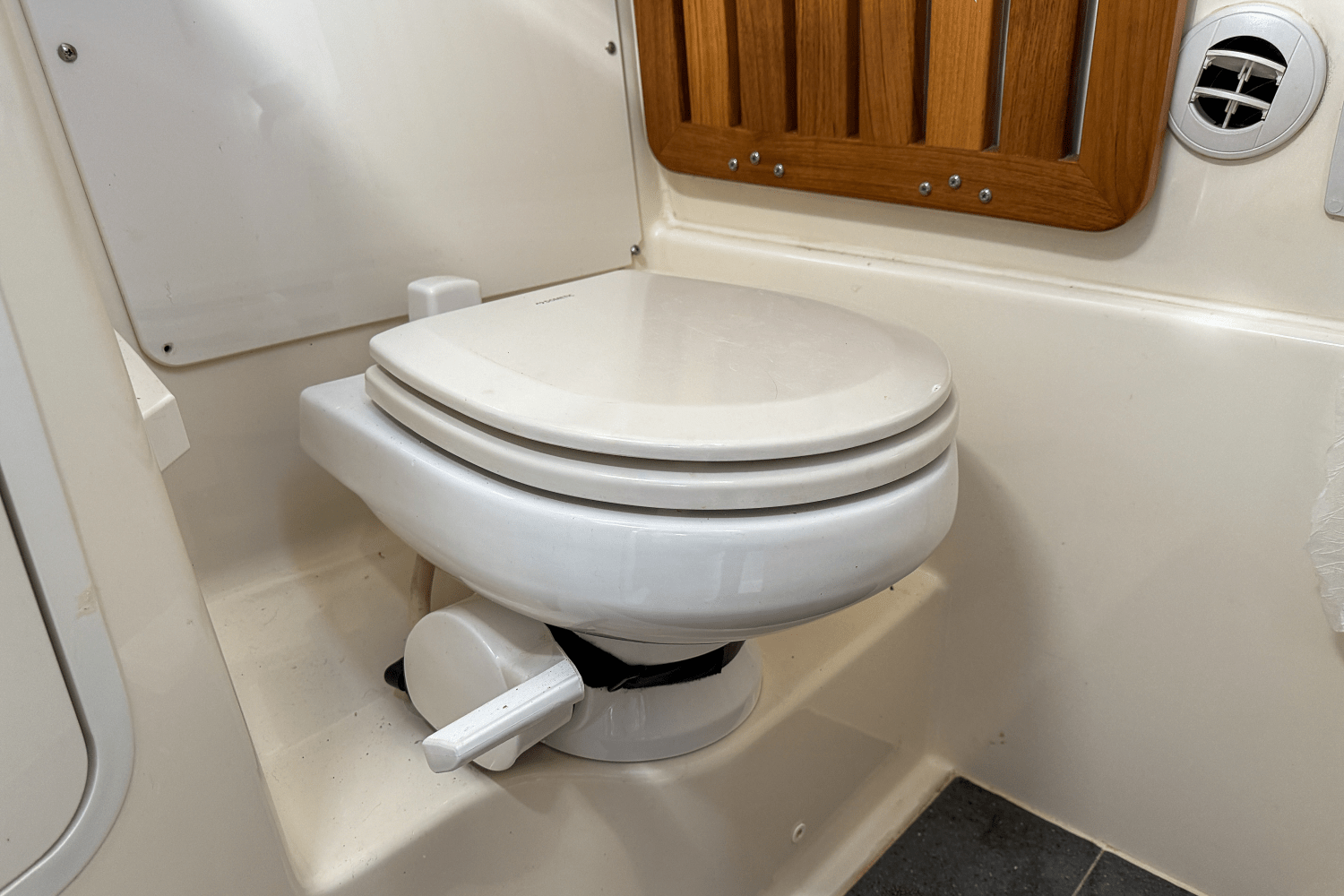 Slide: The Image of Boston Whaler 350 Realm 2018 - 21