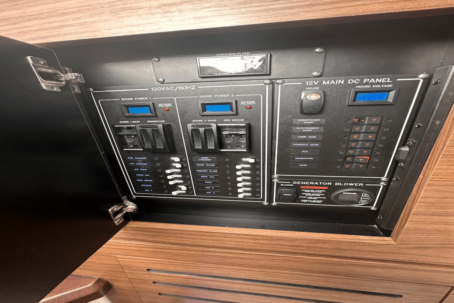 Slide: The Image of Boston Whaler 350 Realm 2019 - 18