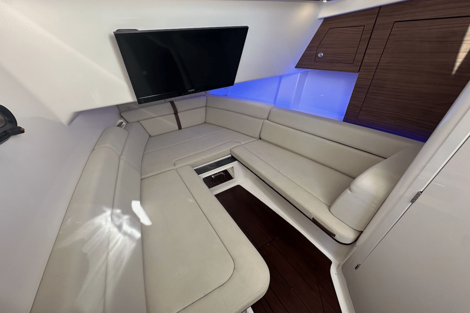 Slide: The Image of Boston Whaler 350 Realm 2019 - 19