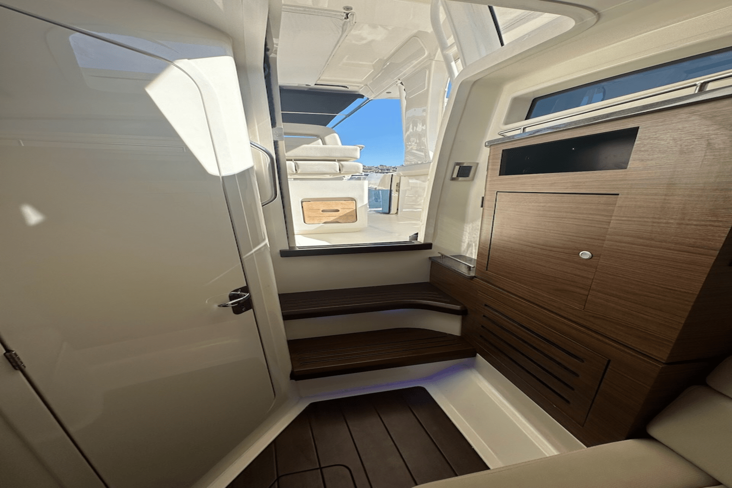 Slide: The Image of Boston Whaler 350 Realm 2019 - 21