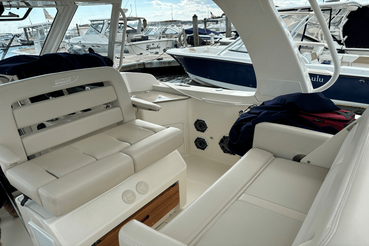 Slide: The Image of Boston Whaler 350 REALM 2020 - 10