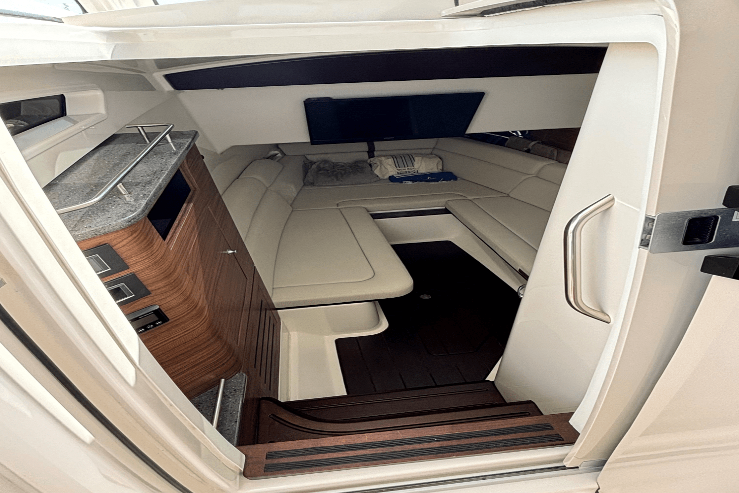 Slide: The Image of Boston Whaler 350 REALM 2020 - 14