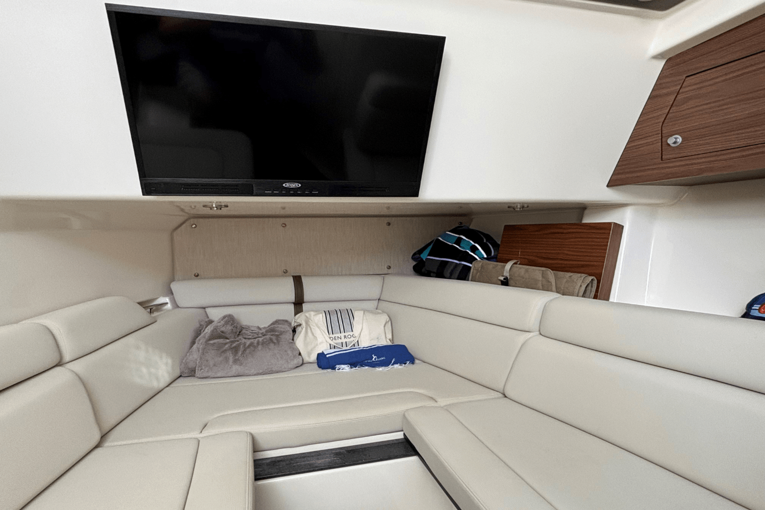 Slide: The Image of Boston Whaler 350 REALM 2020 - 15