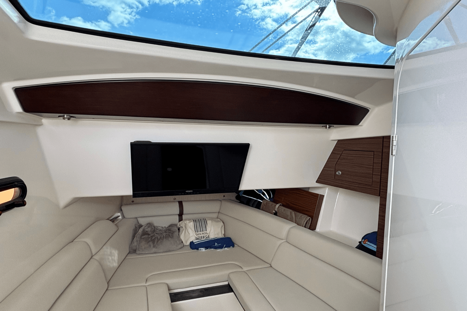 Slide: The Image of Boston Whaler 350 REALM 2020 - 16