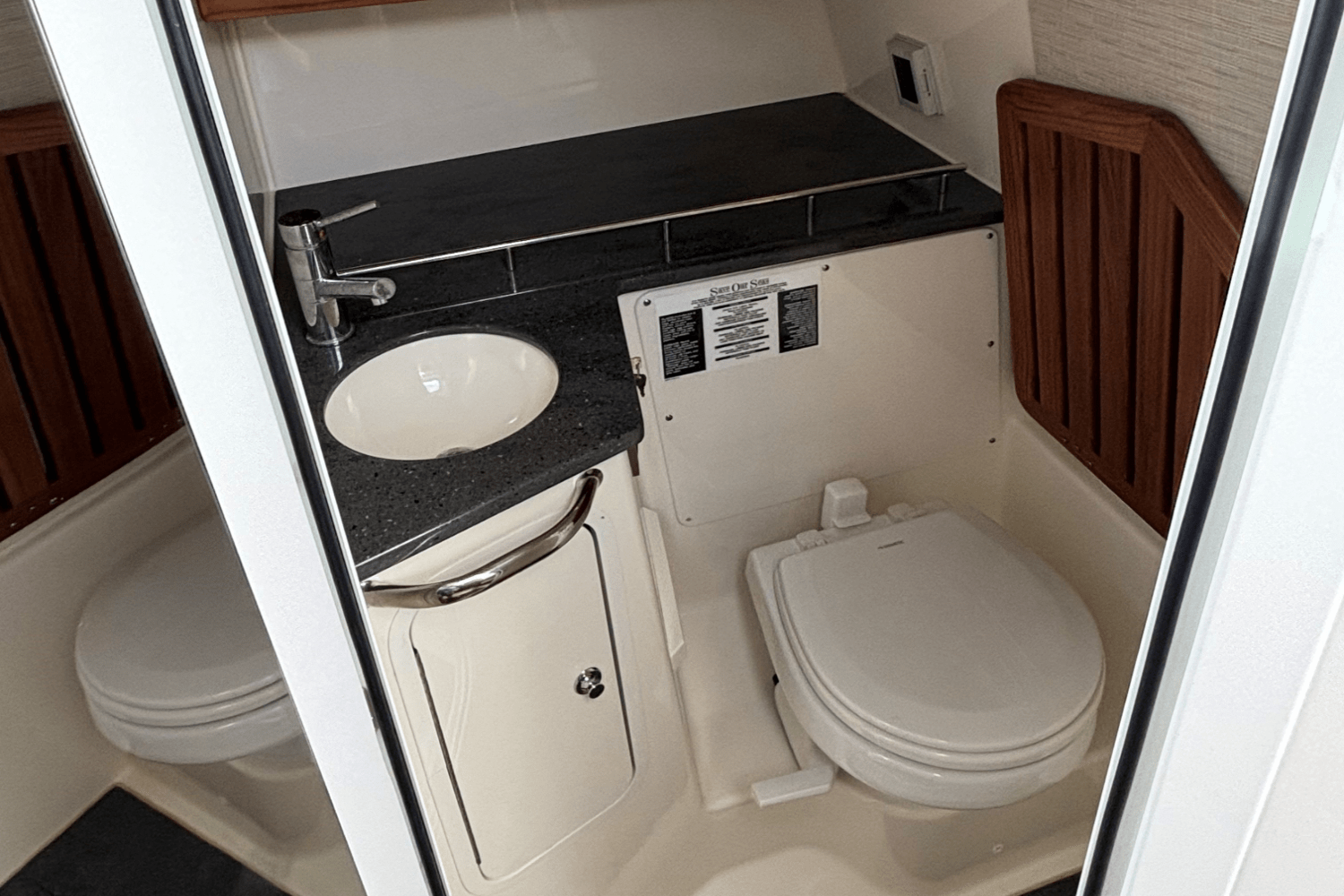 Slide: The Image of Boston Whaler 350 REALM 2020 - 17