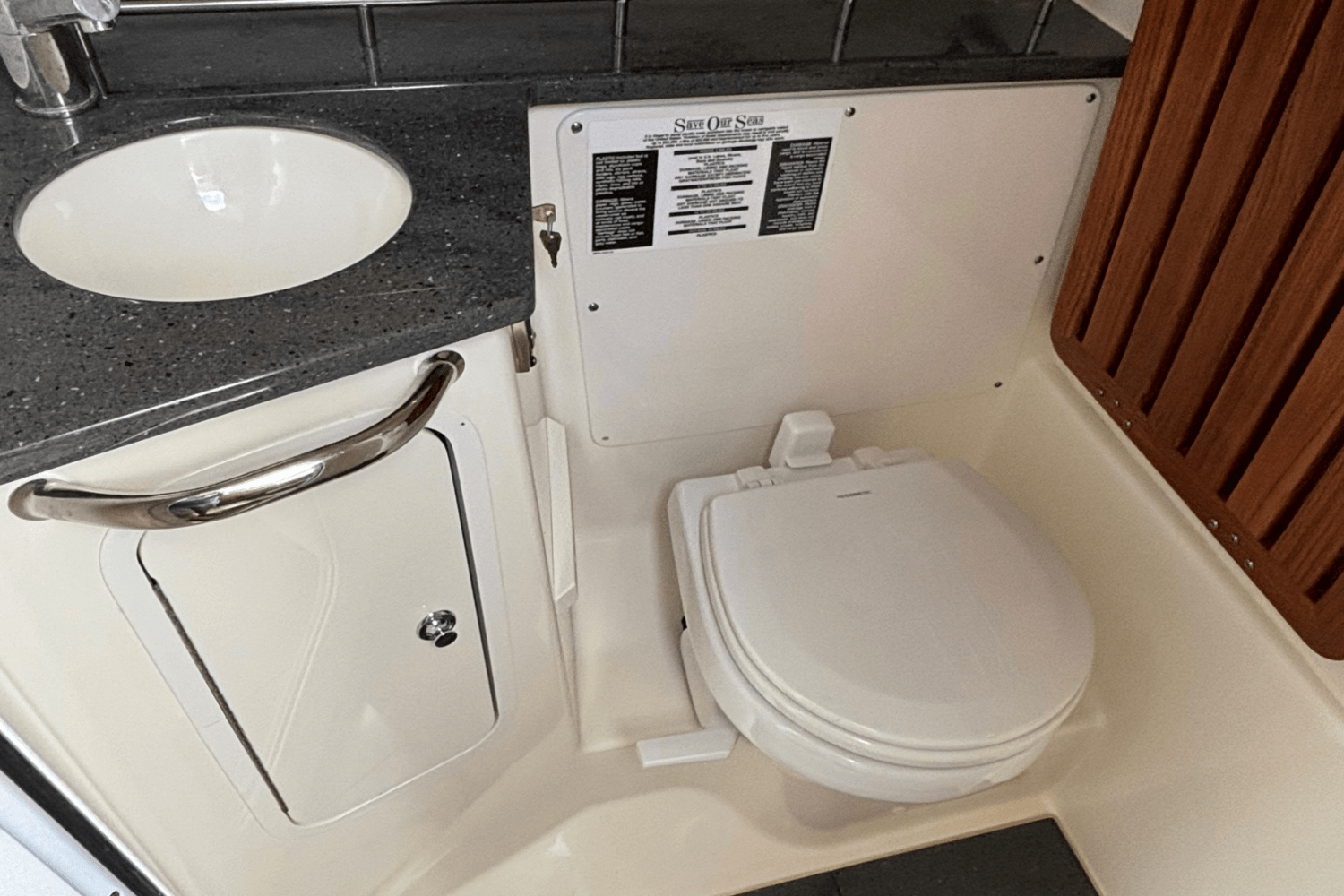 Slide: The Image of Boston Whaler 350 REALM 2020 - 18