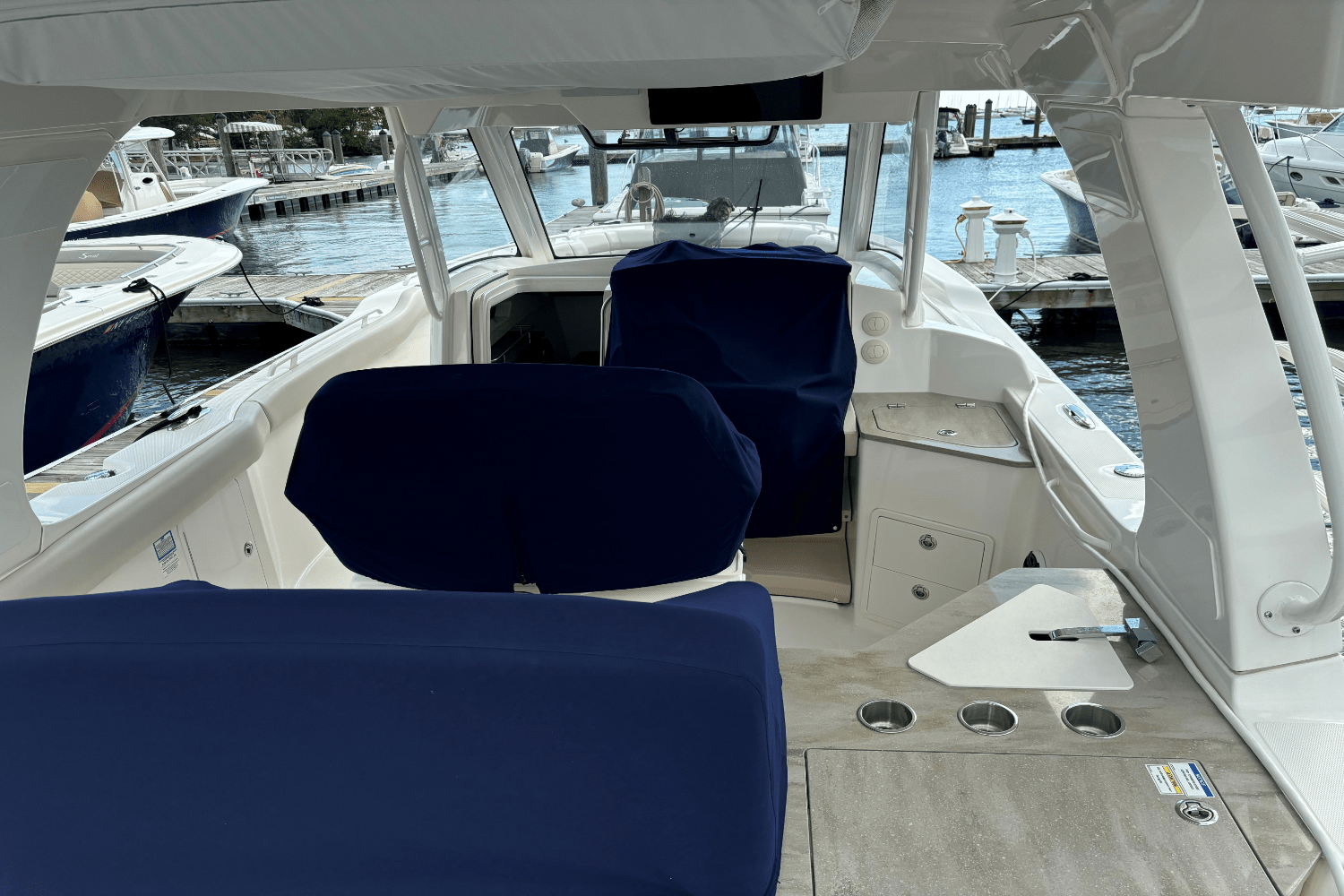 Slide: The Image of Boston Whaler 350 REALM 2020 - 9