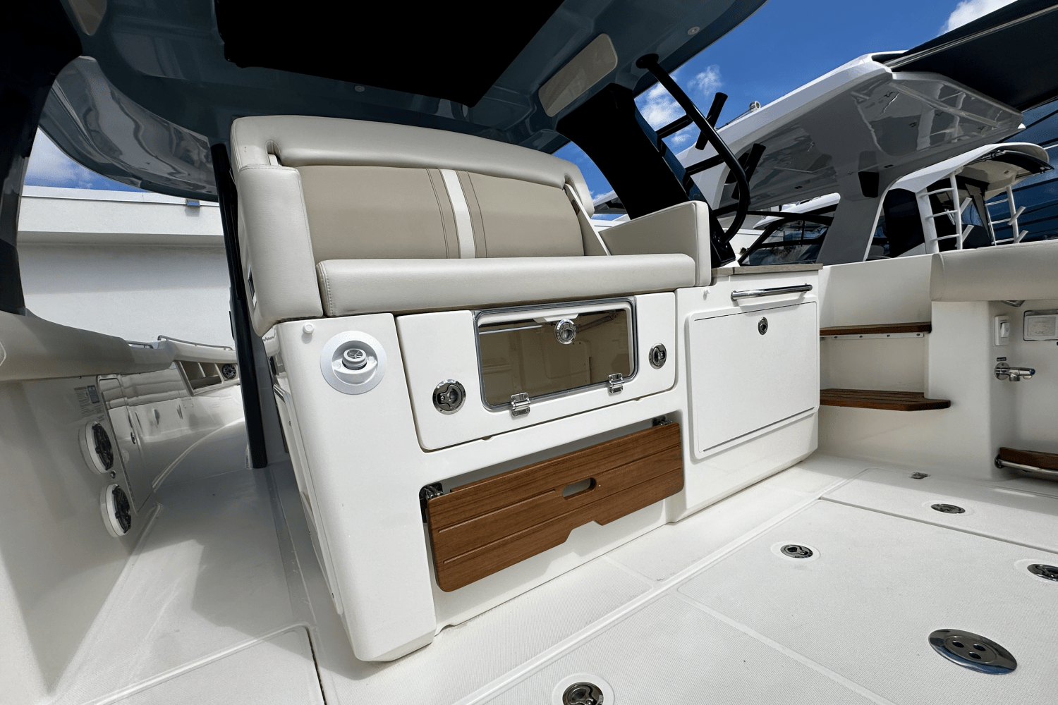 Slide: The Image of Boston Whaler 350 Realm 2025 - 13