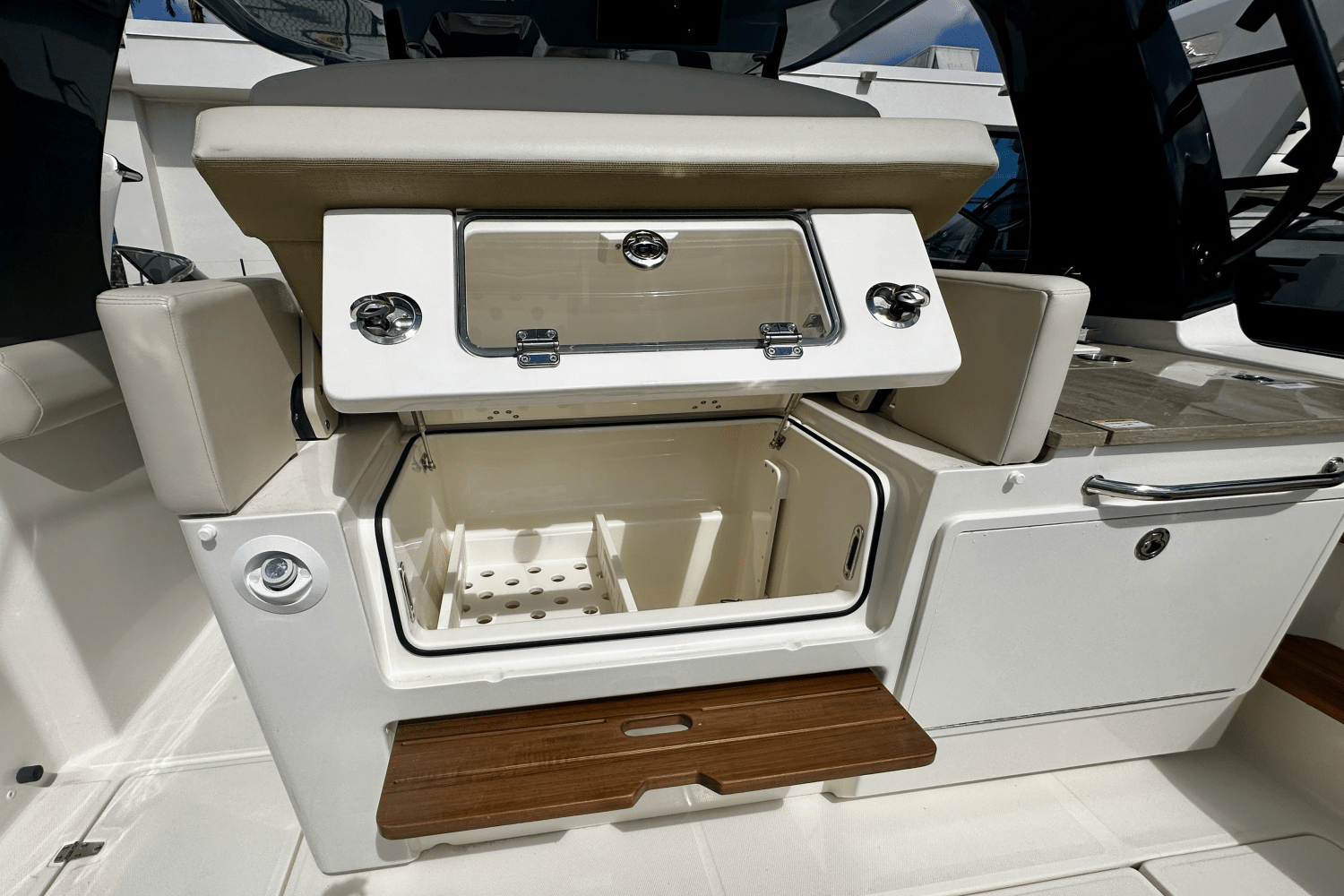 Slide: The Image of Boston Whaler 350 Realm 2025 - 14