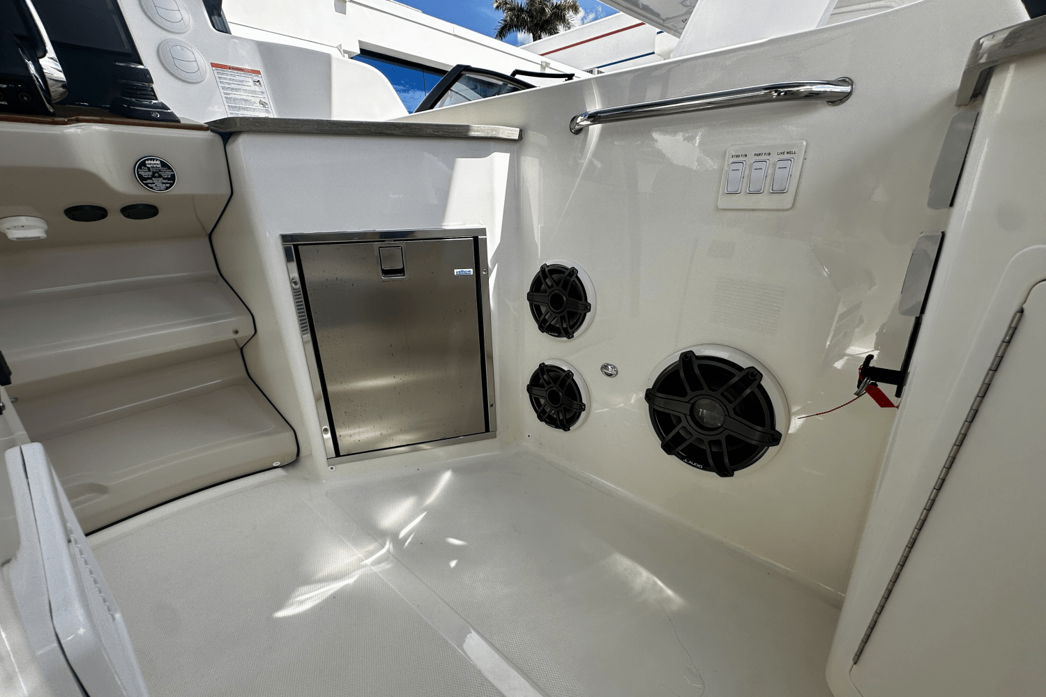 Slide: The Image of Boston Whaler 350 Realm 2025 - 21