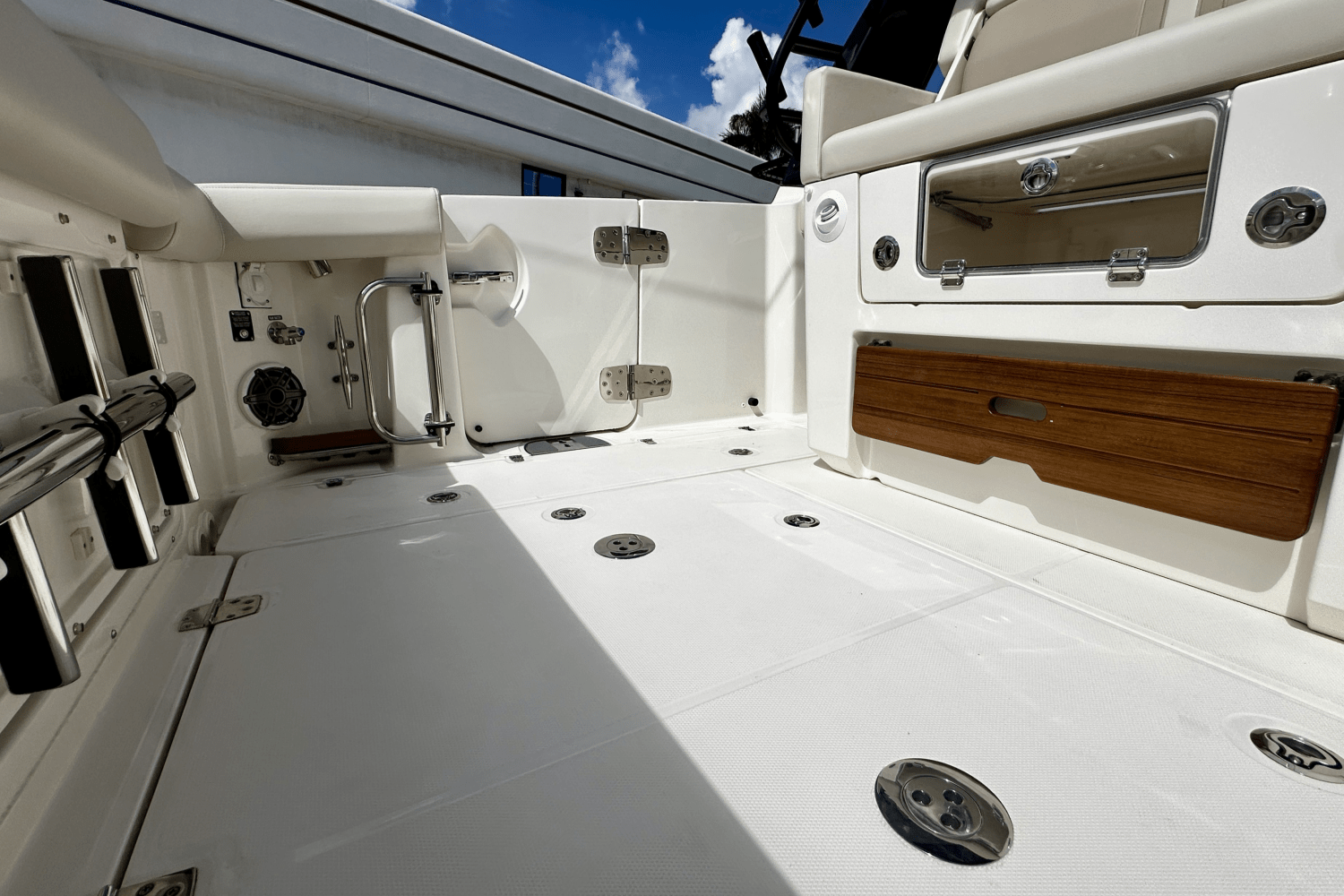 Slide: The Image of Boston Whaler 350 Realm 2025 - 8