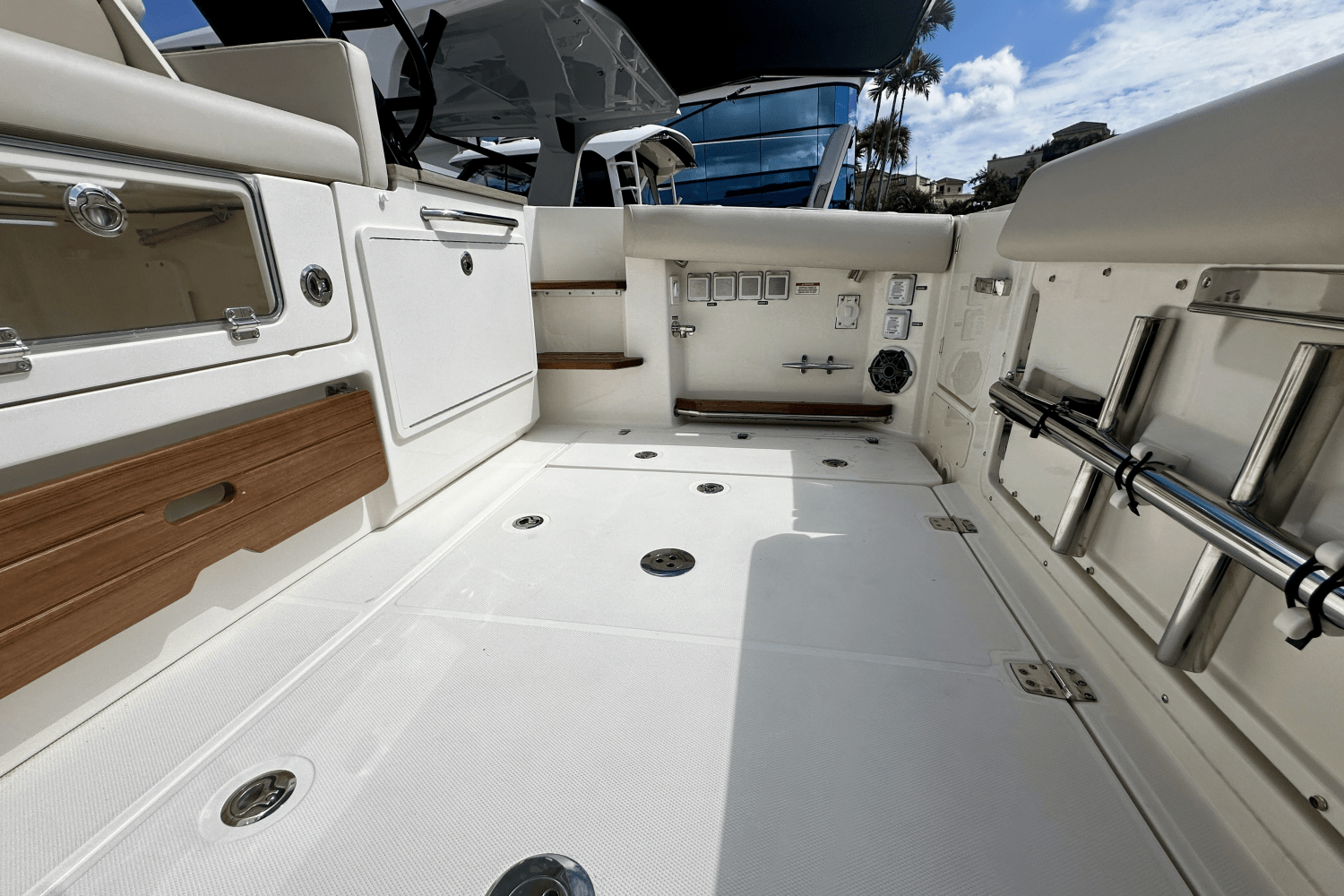Slide: The Image of Boston Whaler 350 Realm 2025 - 9