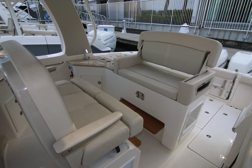 Slide: The Image of Boston Whaler 350 Realm 2026 - 10