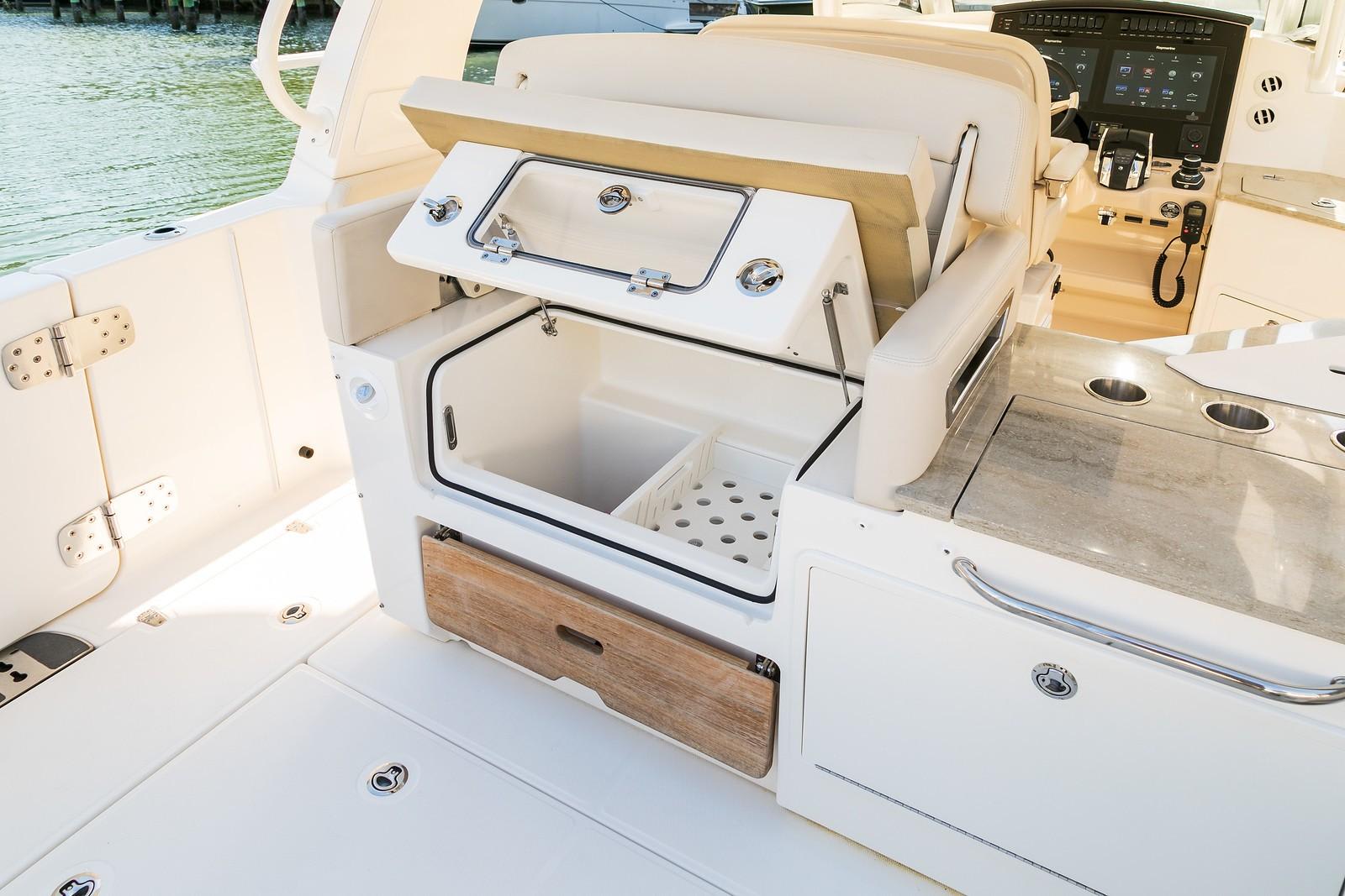 Slide: The Image of Boston Whaler 350 Realm 2026 - 15