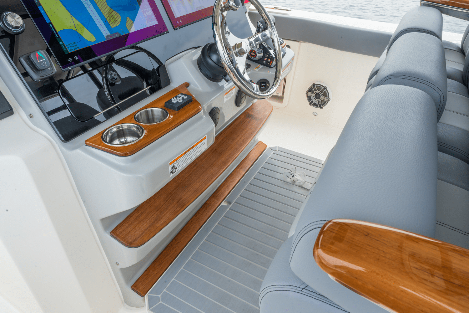 Slide: The Image of Boston Whaler 360 Outrage 2025 - 15