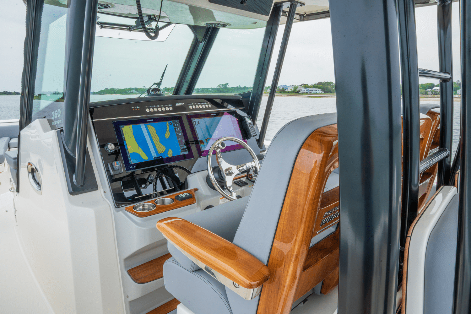 Slide: The Image of Boston Whaler 360 Outrage 2025 - 17