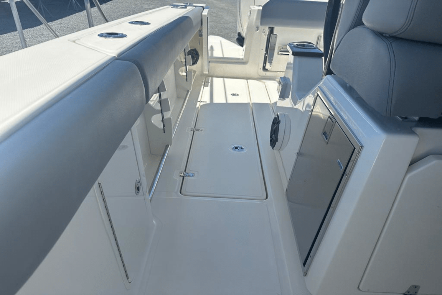 Slide: The Image of Boston Whaler 360 Outrage 2025 - 17