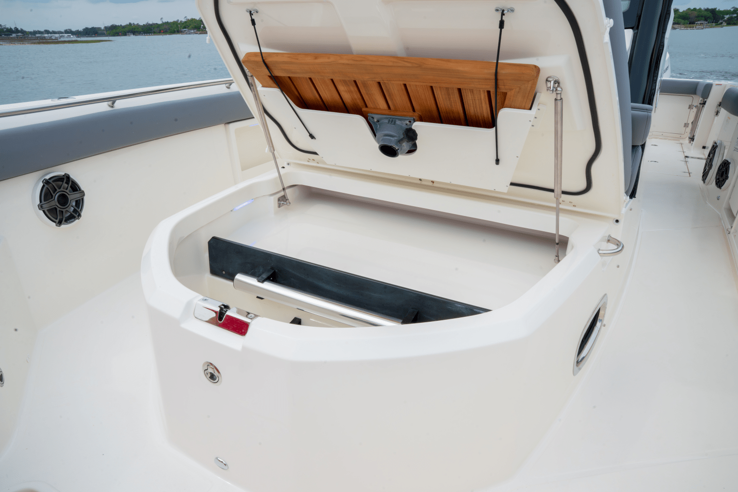 Slide: The Image of Boston Whaler 360 Outrage 2025 - 33