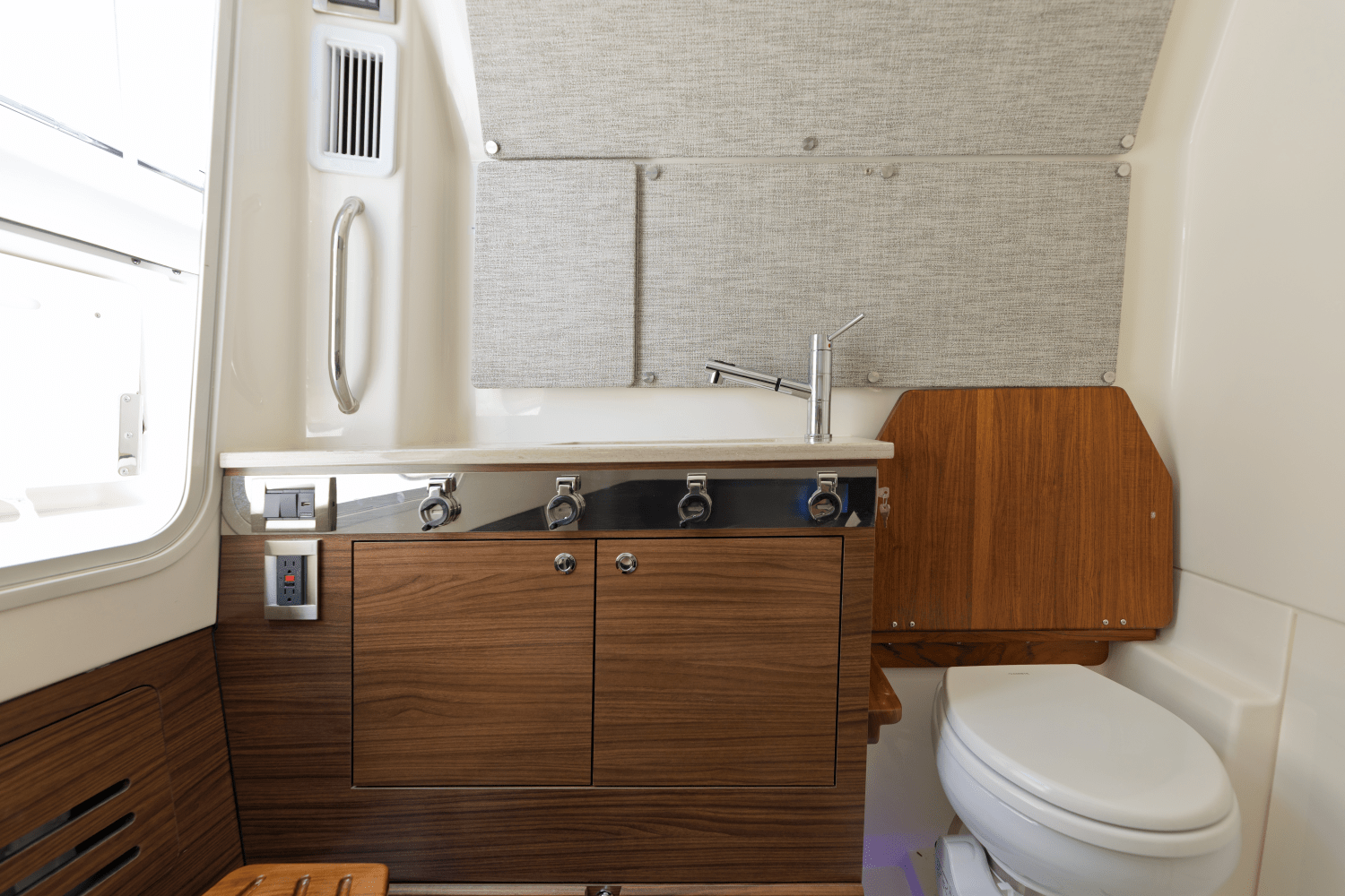 Slide: The Image of Boston Whaler 360 Outrage 2025 - 9