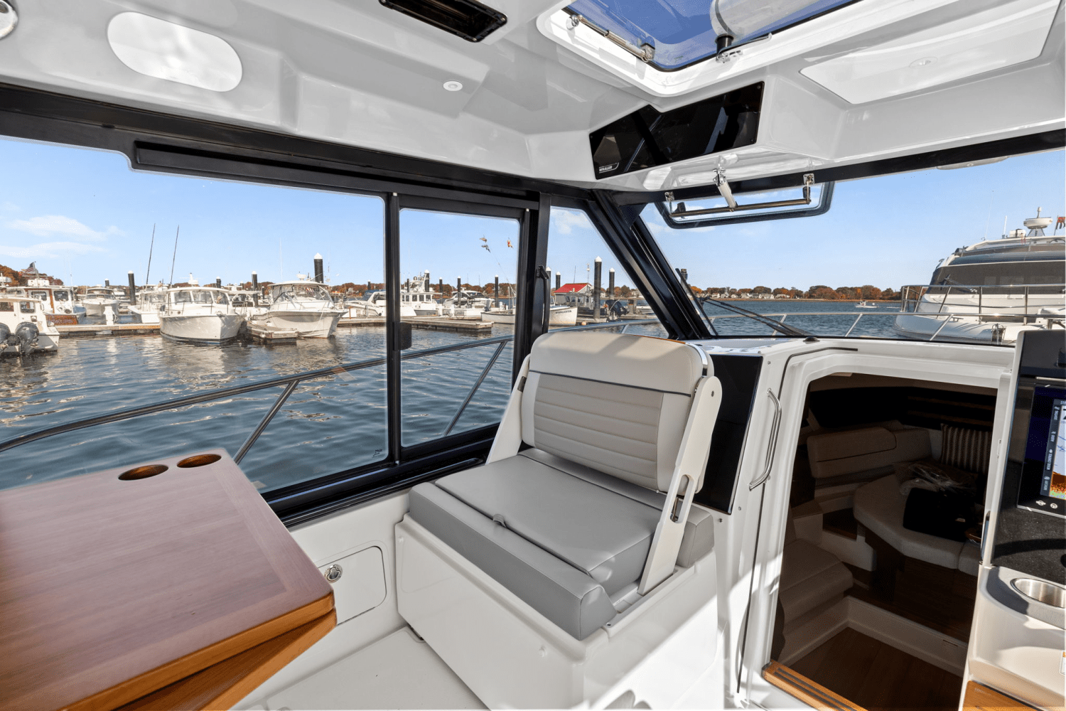 Slide: The Image of Boston Whaler 365 Conquest 2025 - 22