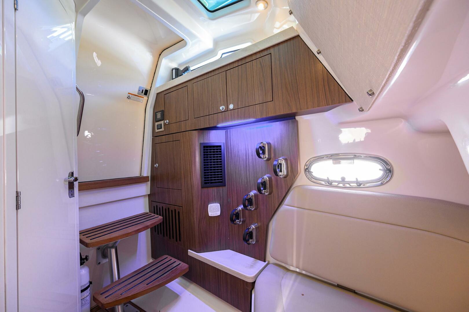 Slide: The Image of Boston Whaler 380 Outrage 2021 - 5349139