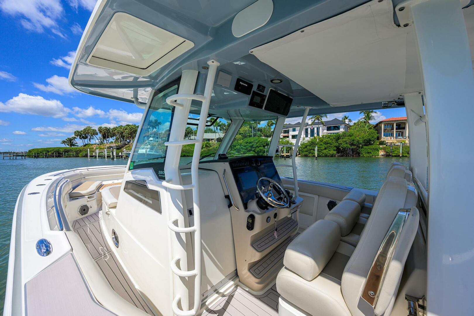 Slide: The Image of Boston Whaler 380 Outrage 2021 - 5349154