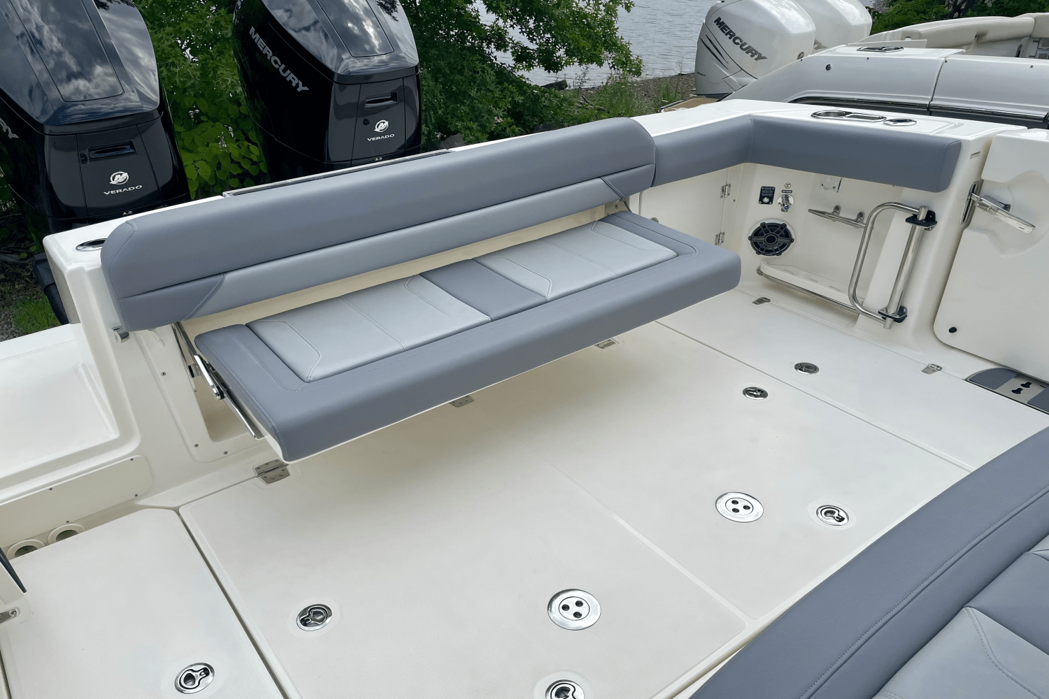 Slide: The Image of Boston Whaler 380 Outrage 2025 - 15