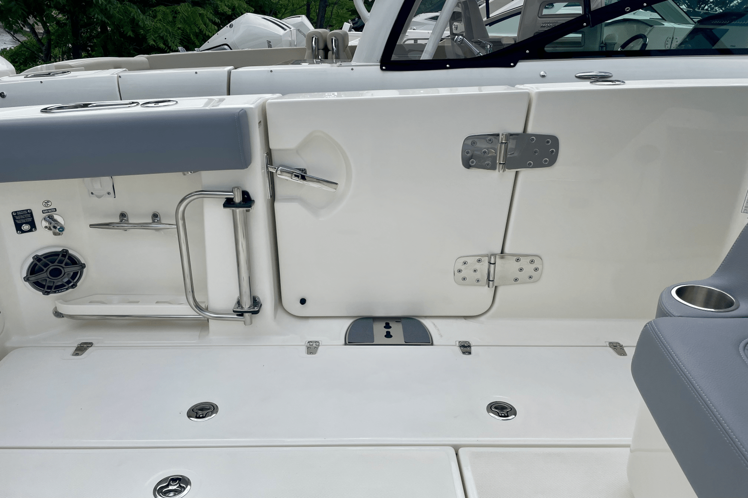 Slide: The Image of Boston Whaler 380 Outrage 2025 - 17
