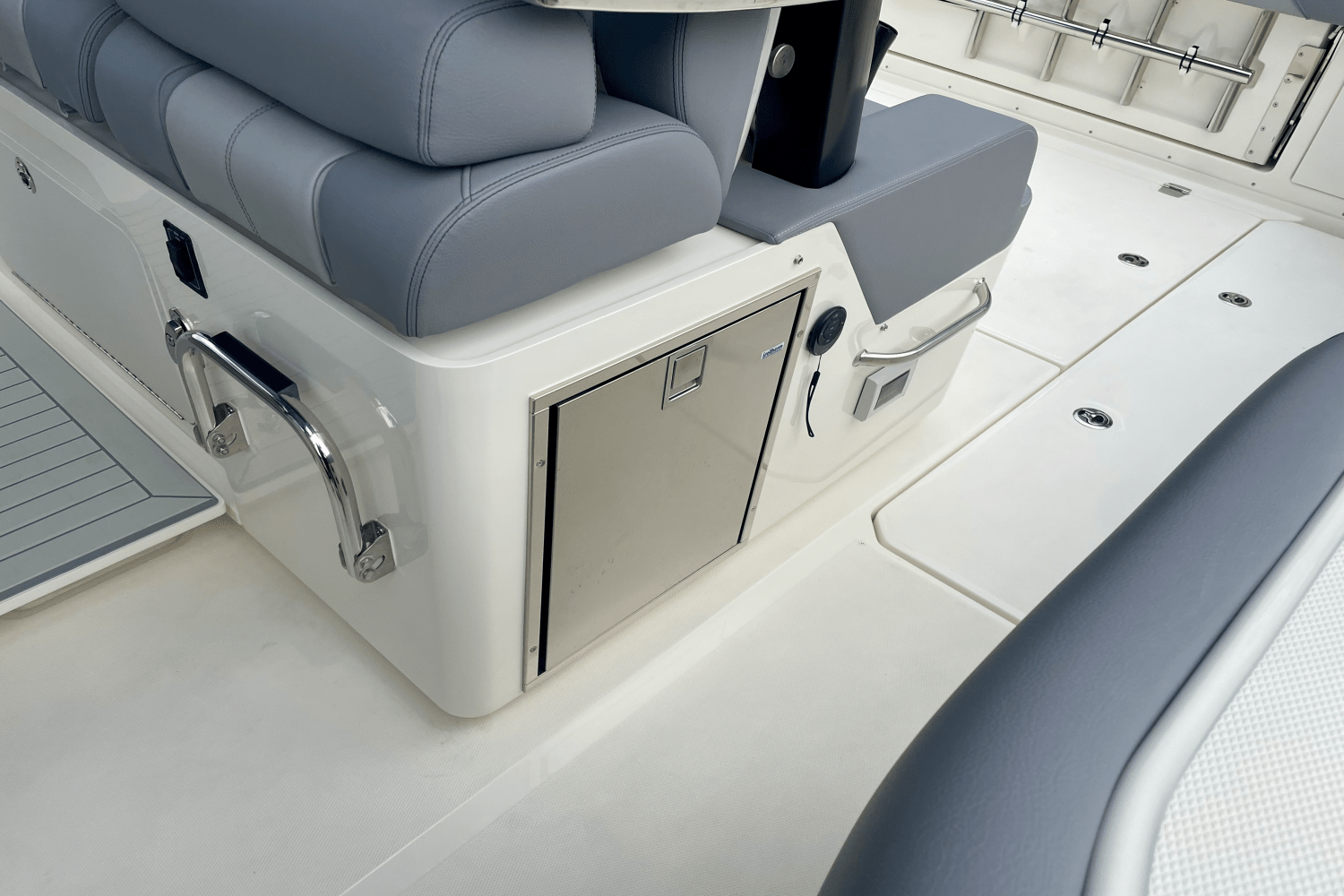 Slide: The Image of Boston Whaler 380 Outrage 2025 - 22