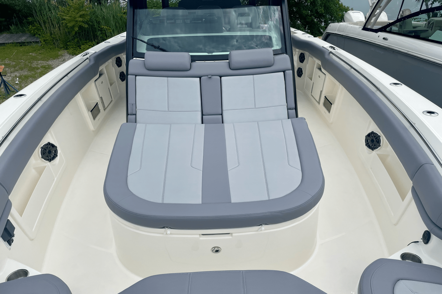 Slide: The Image of Boston Whaler 380 Outrage 2025 - 35