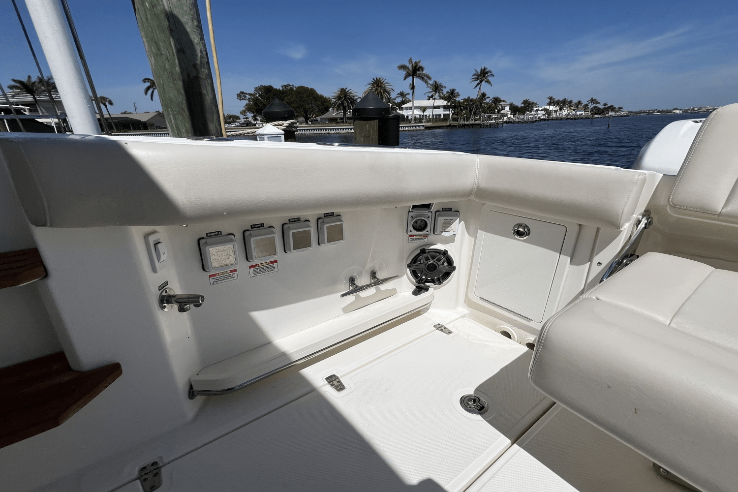 Slide: The Image of Boston Whaler 380 REALM 2020 - 14
