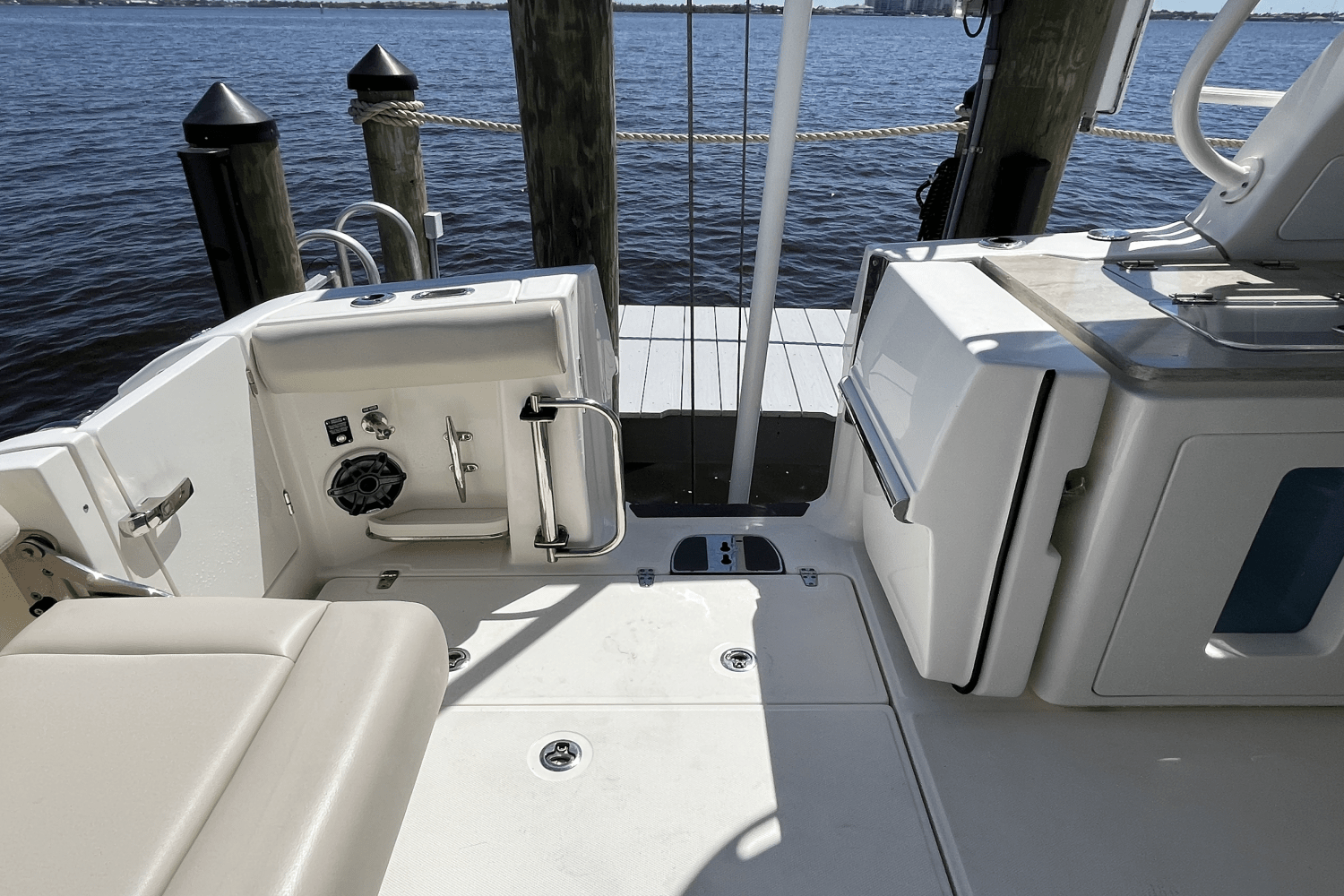 Slide: The Image of Boston Whaler 380 REALM 2020 - 16