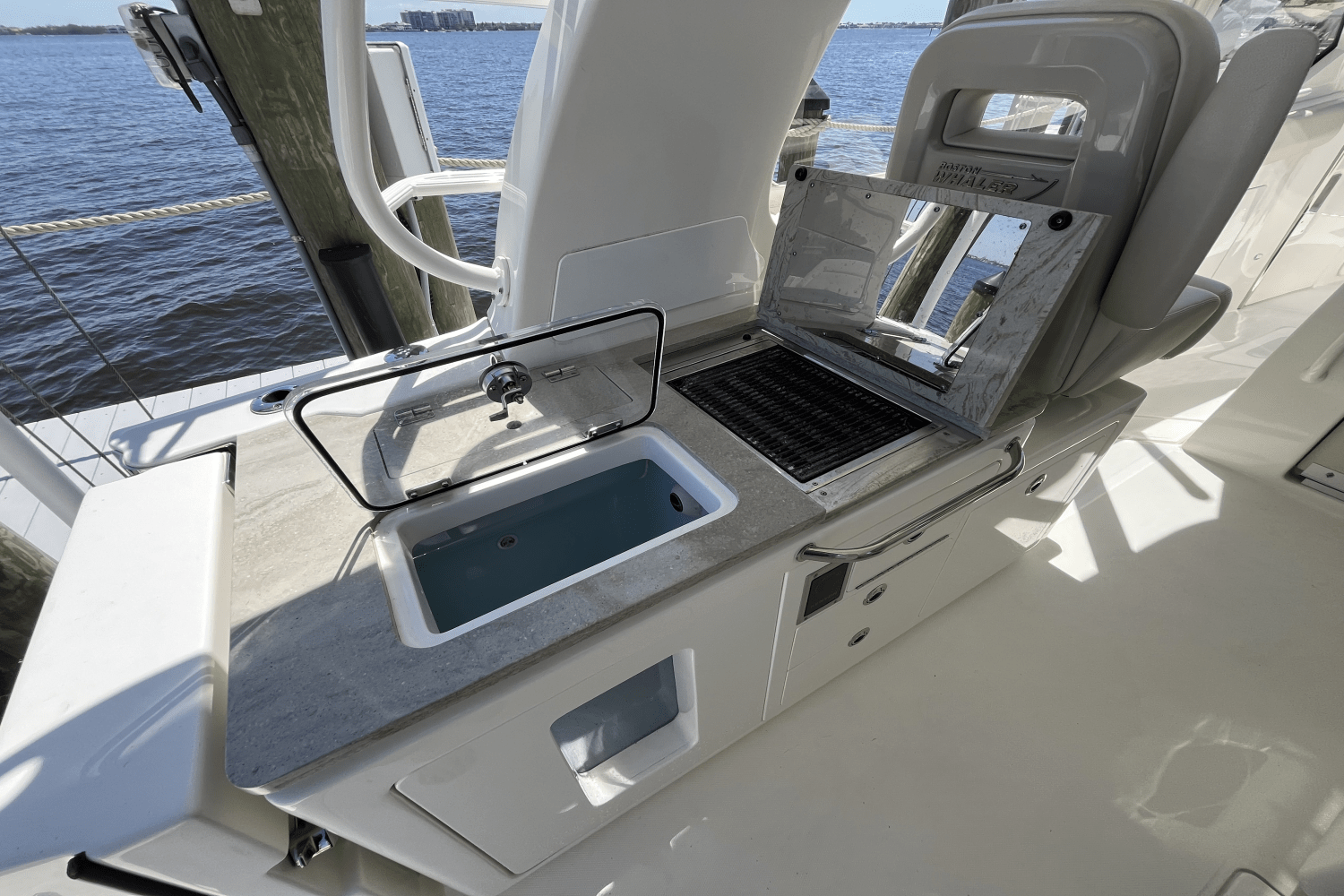 Slide: The Image of Boston Whaler 380 REALM 2020 - 17