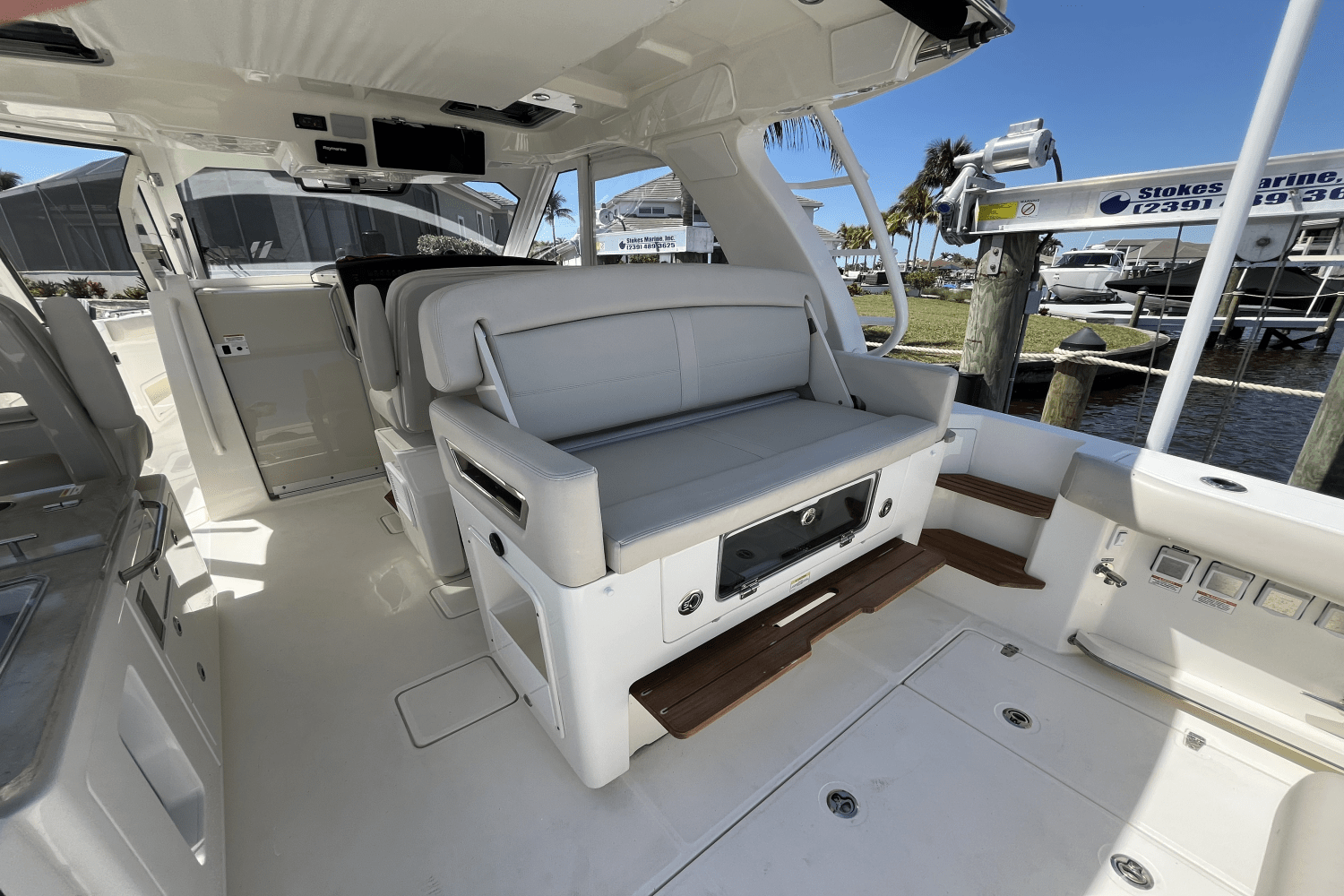 Slide: The Image of Boston Whaler 380 REALM 2020 - 18